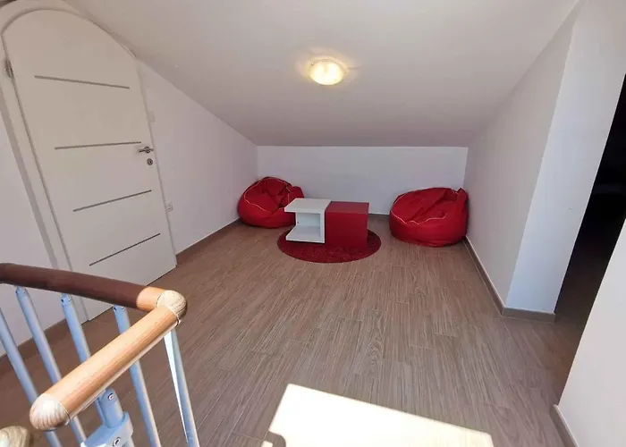 Apartment In 5739 *